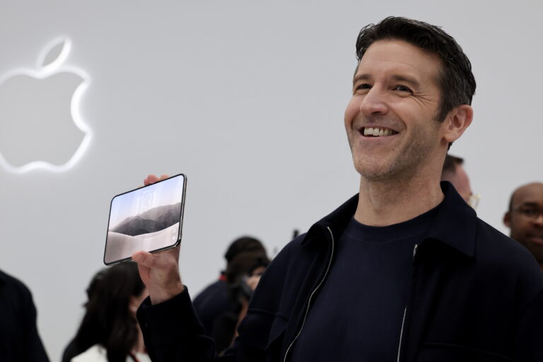 Fold the phone: Apple's new CEO unveils a foldable iPhone