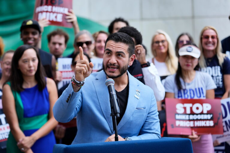 'Medicare for All' message attracts midterm voters buckling under medical bills